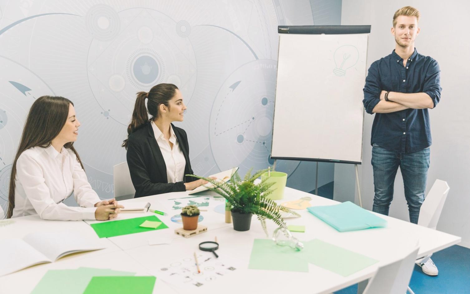 Profesional analizando presupuestos y gráficos financieros